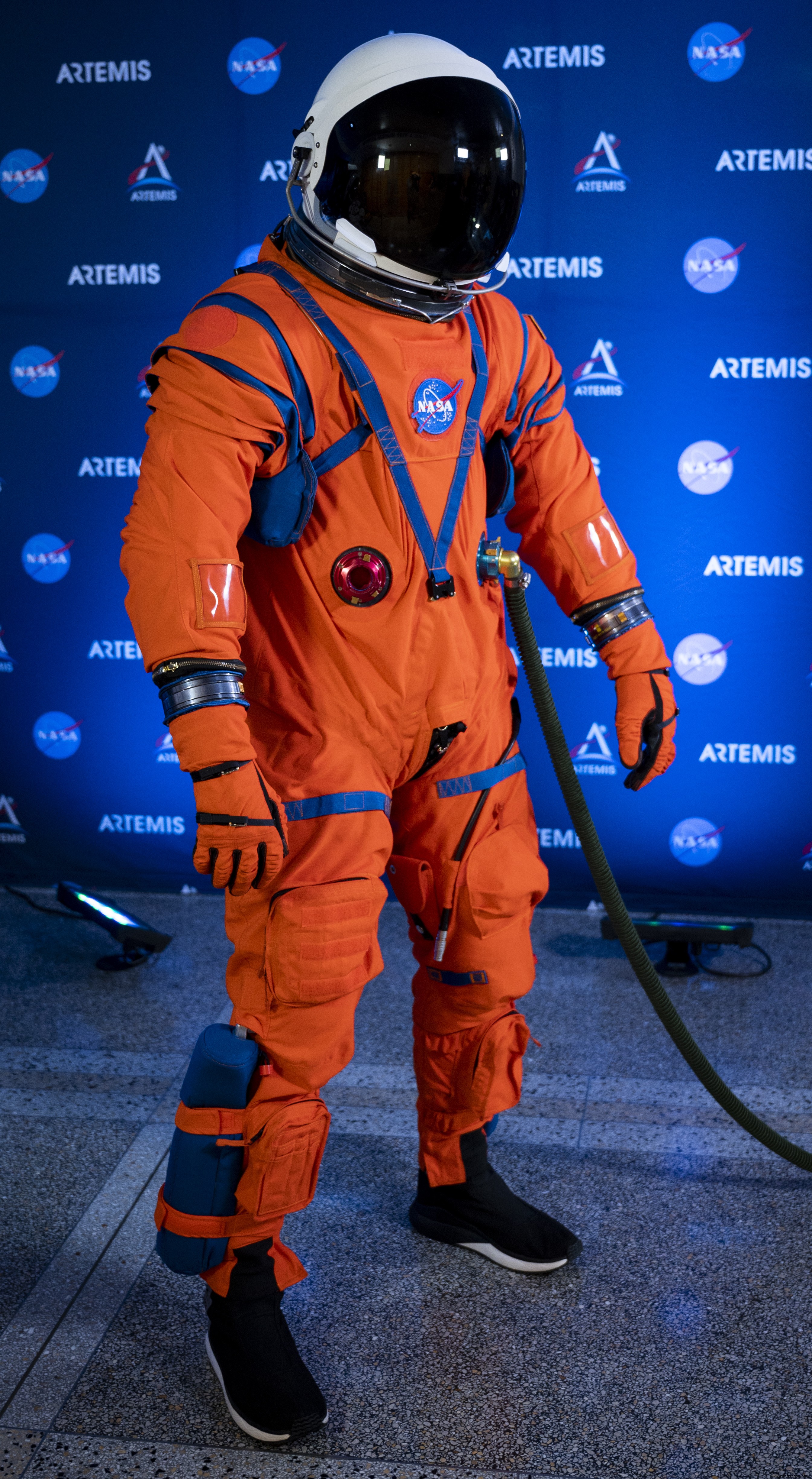 NASA发布Artemis登月任务新一代航天服