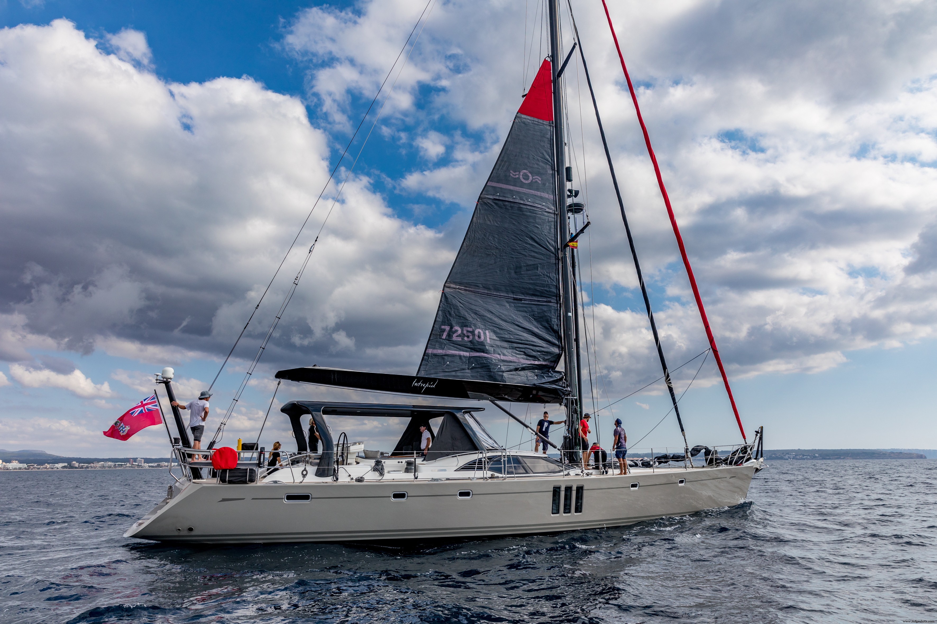 BMComposites 为 22 米 S/Y Intrepid 交付太阳能复合材料遮阳篷