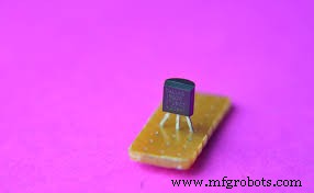 DS18B20 单总线数字温度传感器：引脚、特性与实战应用